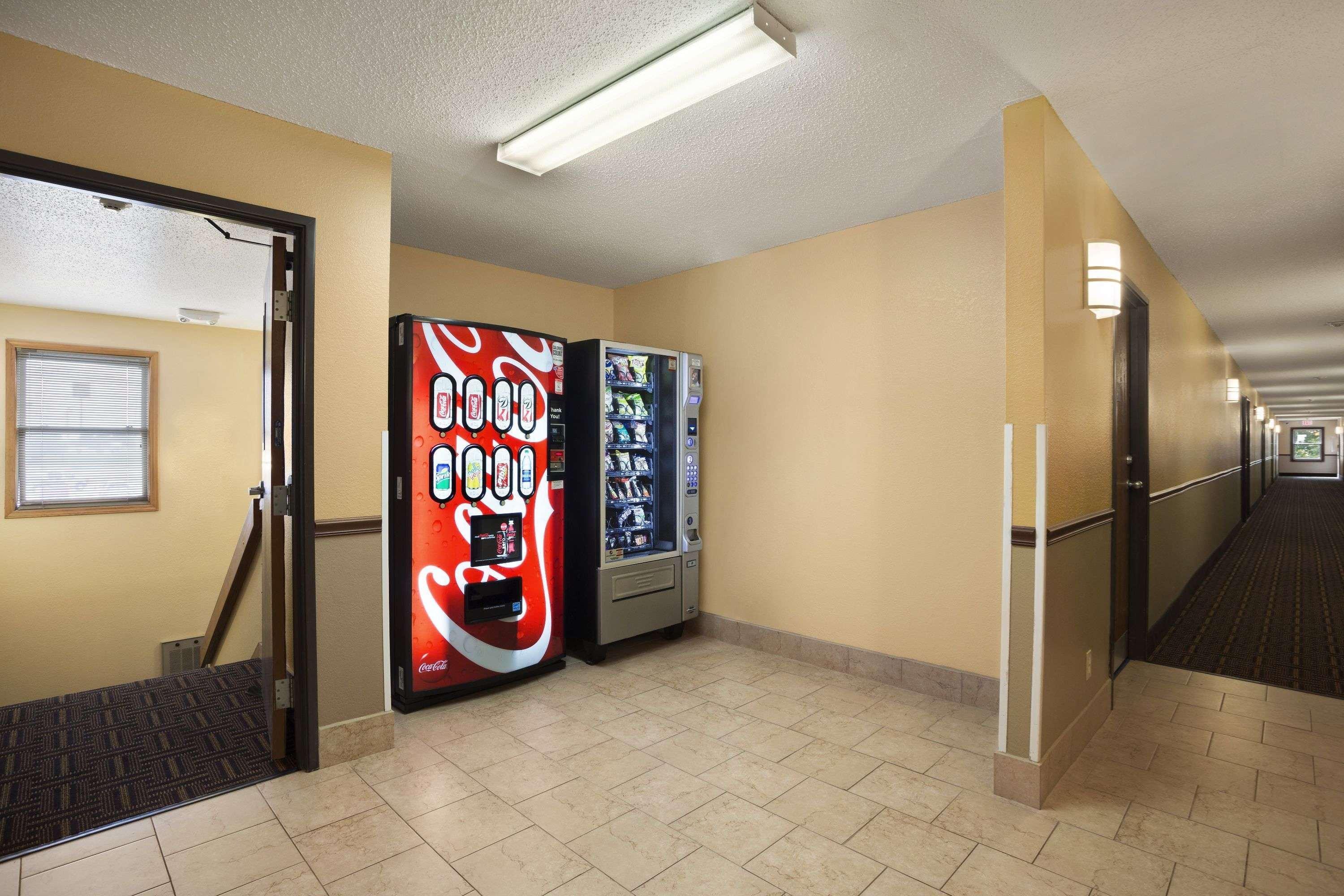 Super 8 By Wyndham Mattoon Hotel Bagian luar foto