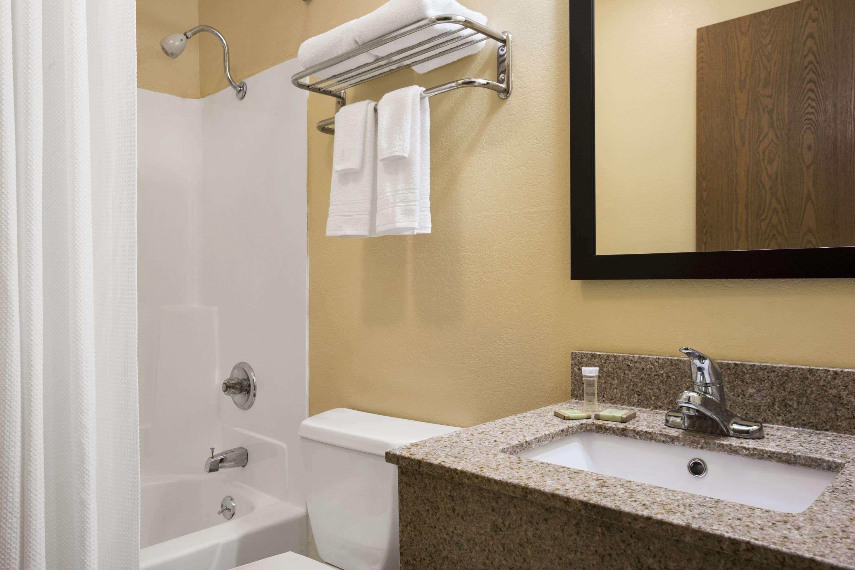 Super 8 By Wyndham Mattoon Hotel Bagian luar foto