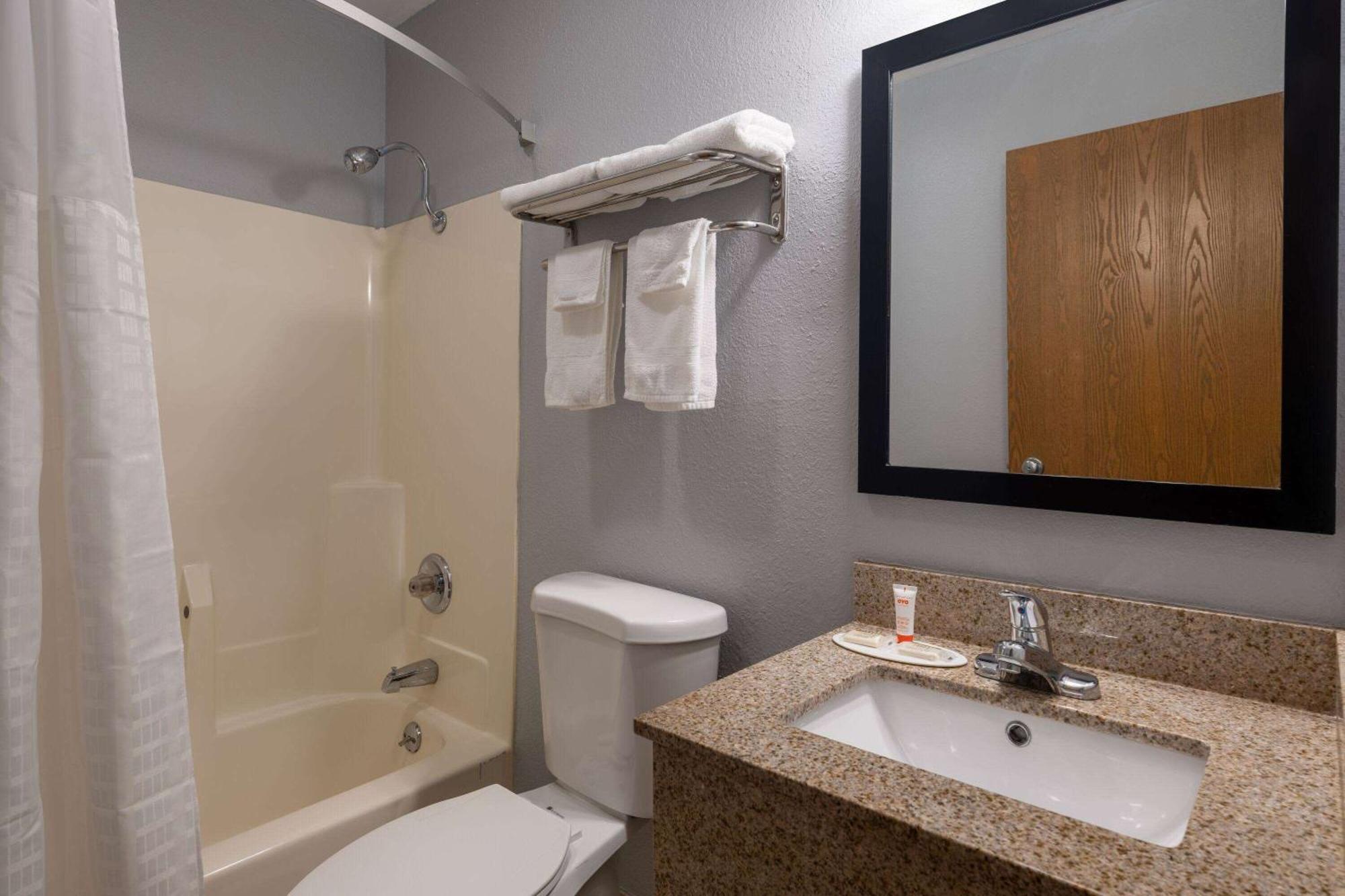 Super 8 By Wyndham Mattoon Hotel Bagian luar foto