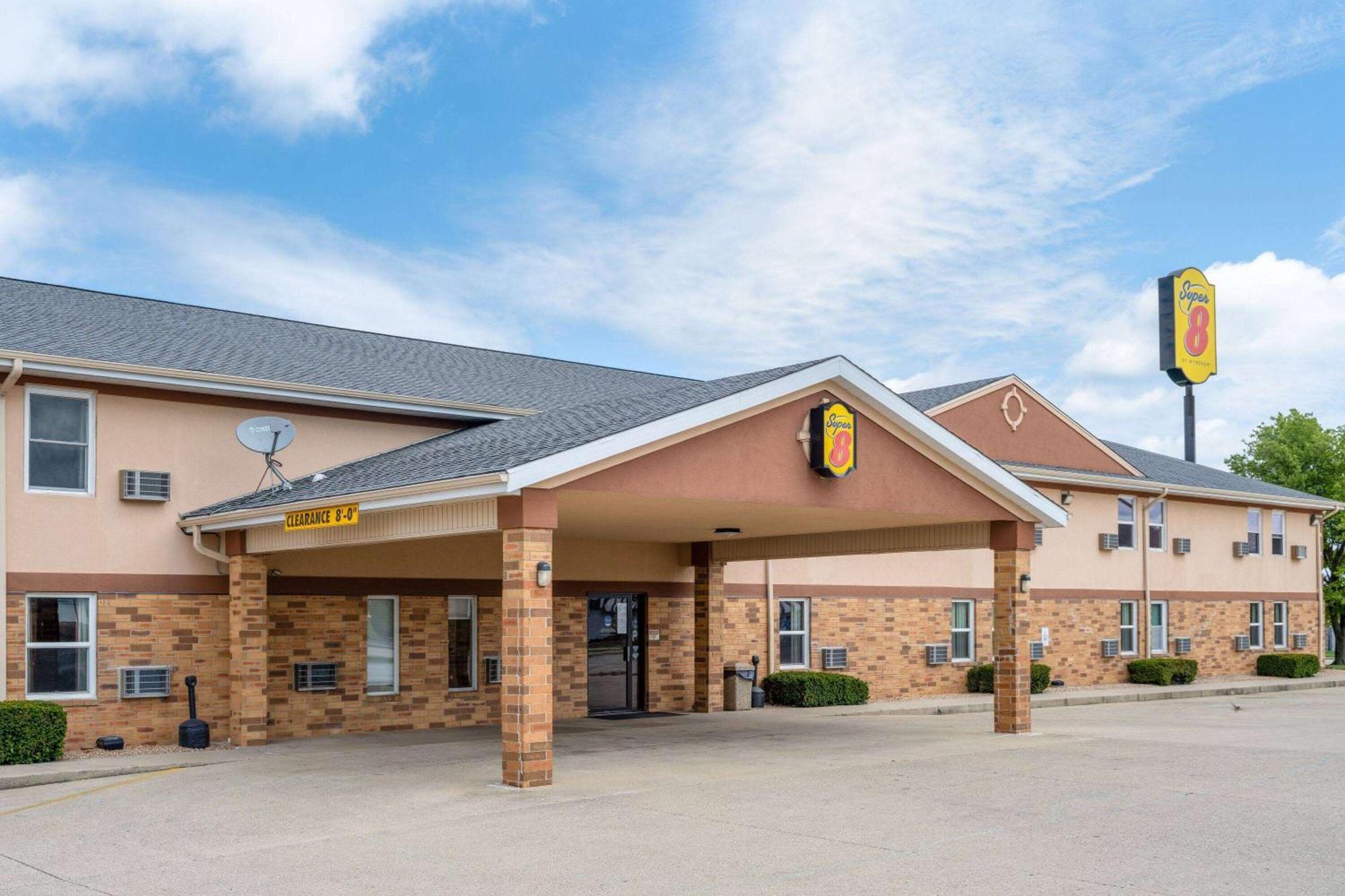 Super 8 By Wyndham Mattoon Hotel Bagian luar foto