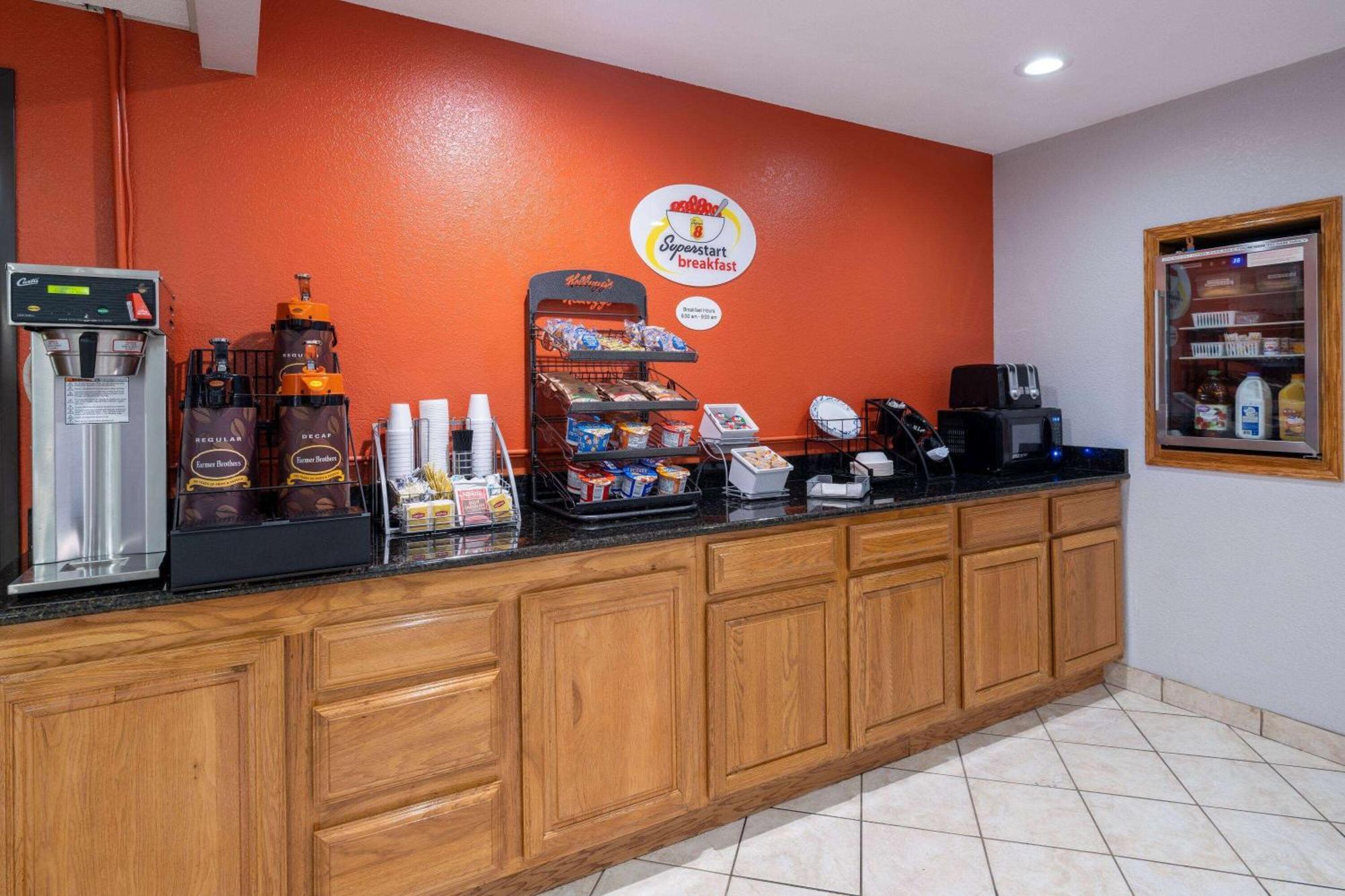 Super 8 By Wyndham Mattoon Hotel Bagian luar foto