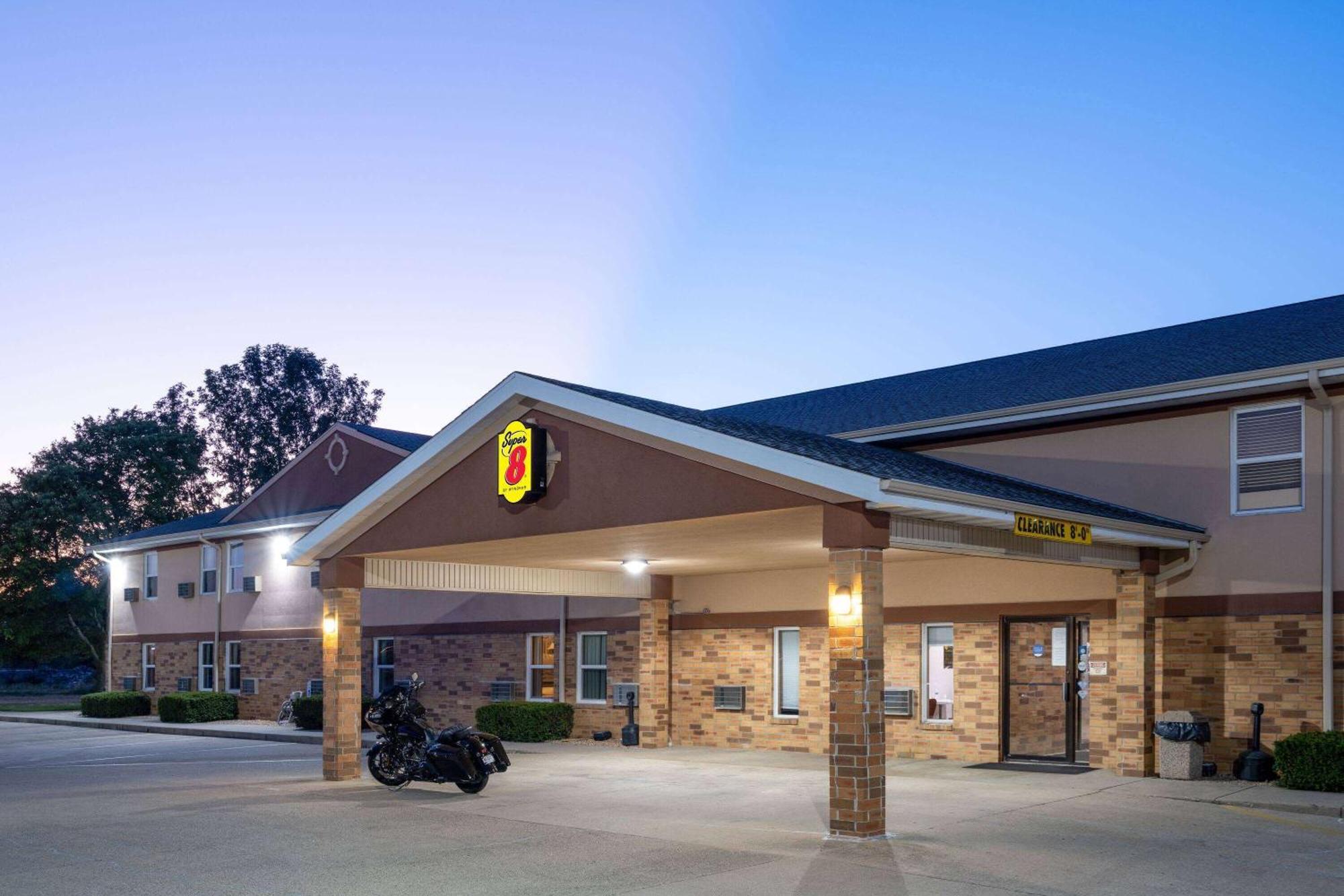 Super 8 By Wyndham Mattoon Hotel Bagian luar foto