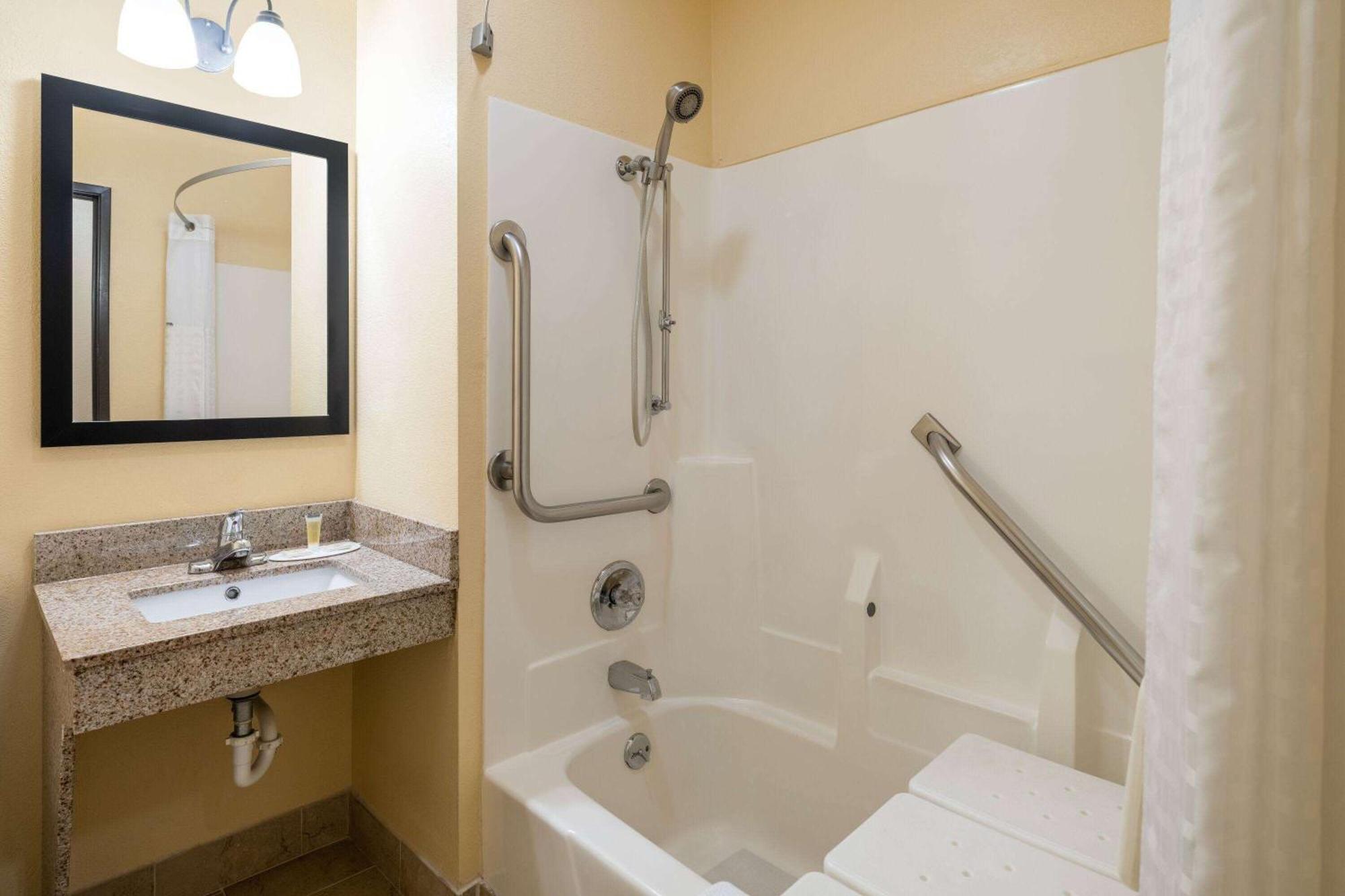 Super 8 By Wyndham Mattoon Hotel Bagian luar foto
