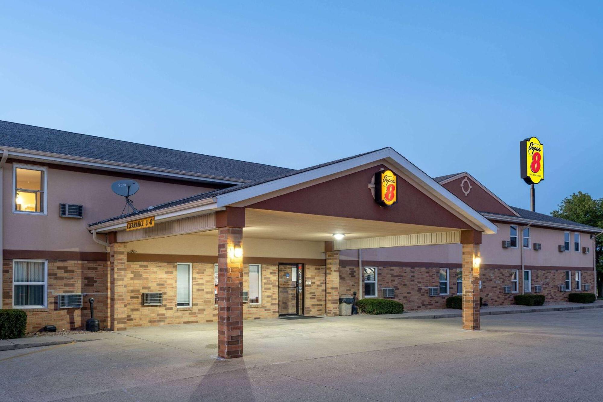 Super 8 By Wyndham Mattoon Hotel Bagian luar foto