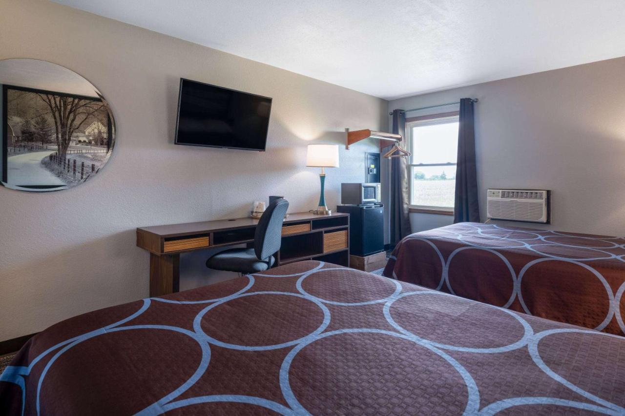 Super 8 By Wyndham Mattoon Hotel Bagian luar foto